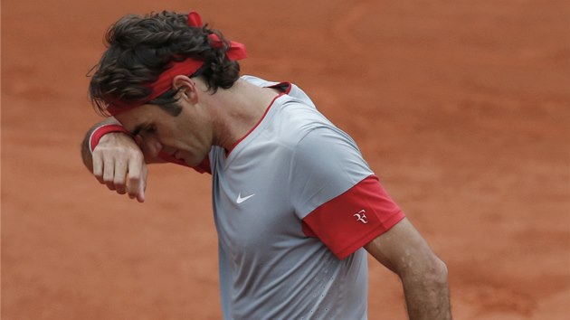 HLAVA DOLE. Roger Federer v osmifinále Roland Garros. 