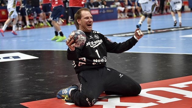 Brank SG Flensburg-Handewitt Mattias Andersson se raduje z triumfu v Lize  mistr. 