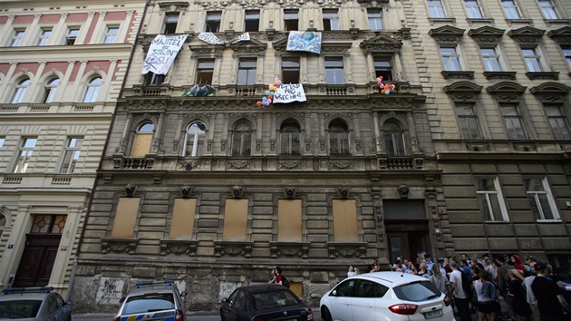 Policisté steí 7. ervna vchod do domu v Hálkov ulici v Praze pi happeningu...
