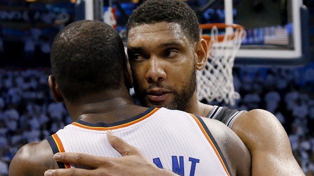 Opory v objet. Tim Duncan (elem) ze San Antonia se objm s Kevinem Durantem z Oklahomy City.