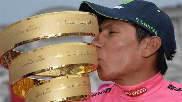 Kolumbijsk cyklista Nairo Quintana s trofej pro vtze Girod Italia.