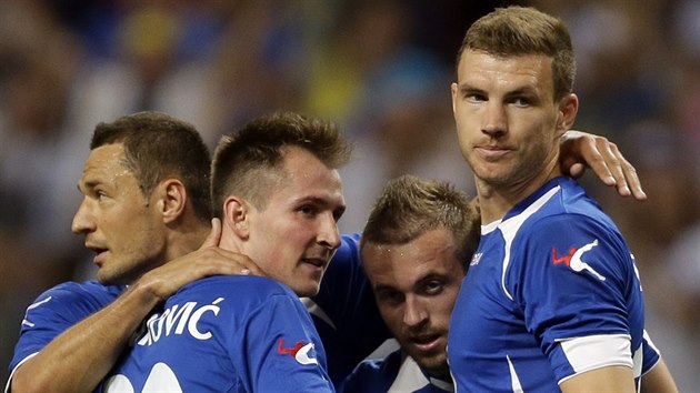 Edin Deko (vpravo) se raduje se spoluhrá i bosenské reprezentace z gólu v...