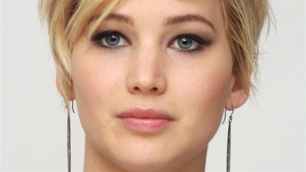 Hvzda a jej visac nunice. Jennifer Lawrence na tiskov konferenci v hotelu Four Seasons v Los Angeles.