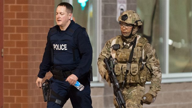 Policist v Monctonu vyzvali obchodnky, aby radji zaveli obchody. Uprchl stelec se zejm skrv stle ve mst (4.6.2014).