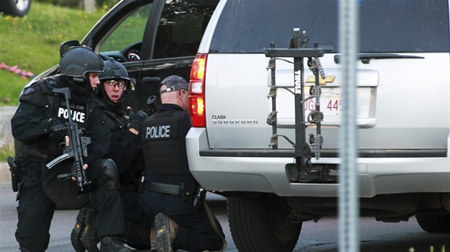 Zsahov jednotka kanadsk policie ptr po stelci, kter zabil ti policisty a dal dva zranil (4.6.2014).