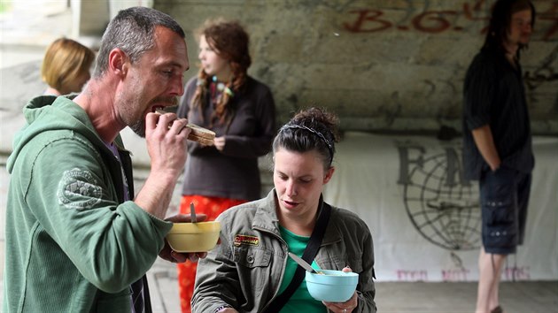 Kadou prvn nedli v msci rozdvaj aktivist ze sdruen Food not bombs pod karlovarskm Chebskm mostem vegansk jdlo potebnm.