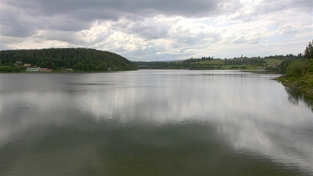 Po nkolikaleté pestávce je Plumlovská pehrada opt naputná a tamní voda je...