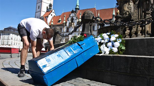 Skupina fanouk fotbalov Sigmy Olomouc uspodala symbolick poheb a to kvli sestupu klubu do druh ligy. V nejvy souti psobil nepetrit ticet let.