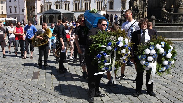 Skupina fanouk fotbalové Sigmy Olomouc uspoádala symbolický poheb a to...