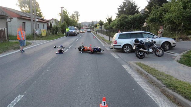 Odboujc idi pehldl a srazil v protismru jedoucho osmnctiletho motorke. Ten utrpl tk zrann.