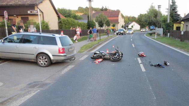 Odboujc idi pehldl a srazil v protismru jedoucho osmnctiletho motorke. Ten utrpl tk zrann.