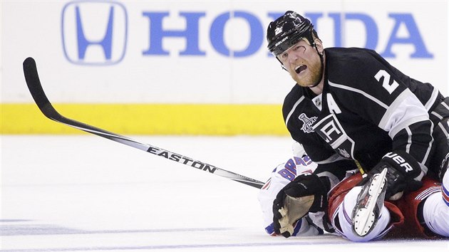 Matt Greene (nahoe) z Los Angeles srazil k ledu Dericka Brassarda z NY Rangers.