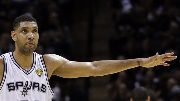 Tim Duncan ze San Antonia se stal hlavn hvzdou prvnho finle NBA s Miami - i kdy je mu u 38 let.