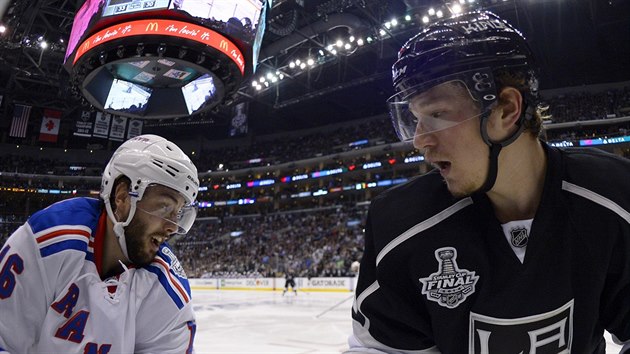 Derick Brassard (vlevo) z NY Rangers a Tyler Toffoli z Los Angeles v souboji u mantinelu.