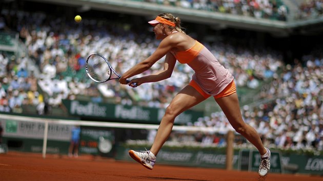 SOUSTEDN. Rusk tenistka Maria arapovov vrac mek na Simonu Halepovou ve finle Roland Garros.