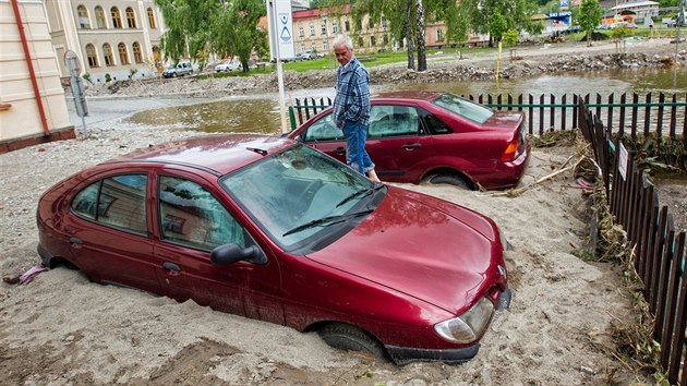 Auta ve Svobod nad pou zalilo pi povodni blto (erven 2013).