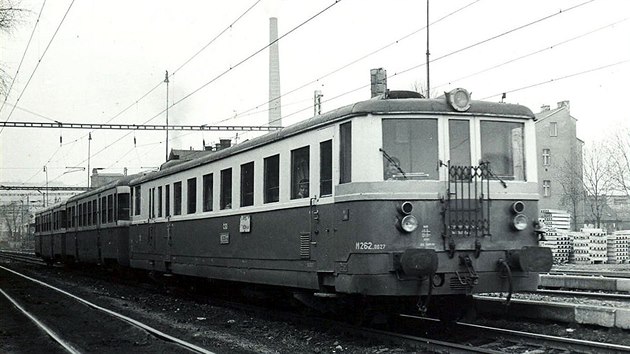 Kraksna, ponorka nebo hav trubky, takovmi pezdvkami byl astovn motorov vz ady M 262.0. Vozy nasazovaly nae sttn drhy do pravideln sluby ji od roku 1949 a dnes, 65 let od uveden do provozu, jsou jet v rmci zvltnch pleitost stle relativn hojn pouvny. (Motorov vz M 262.027 ve stanici st nad Labem sever, 19.dubna 1986)