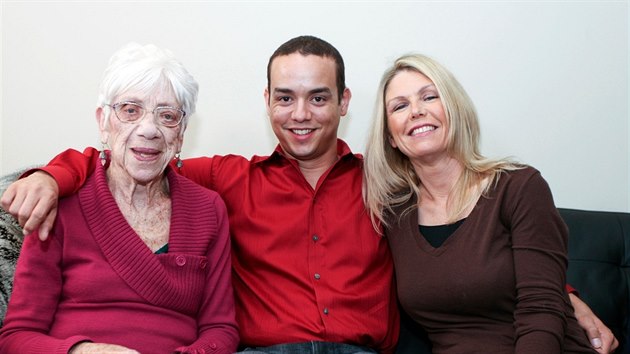 Marjorie McCoolov, jej ptel Kyle Jones a jeho matka Ceceila (Pittsburgh, 26. dubna 2014)