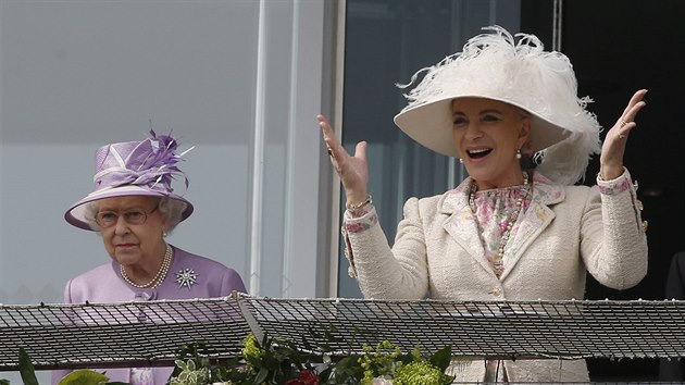 Britsk krlovna Albta II. a manelka jejho bratrance prince Michaela z Kentu, princezna Marie Kristina z Kentu (Epsom, 7. ervna 2014)