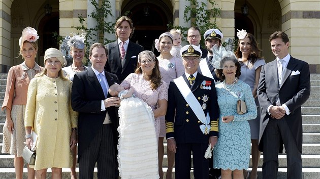 Rodinné foto s kmotry ze křtu švédské princezny Leonore (Stockholm, 8. června 2014)