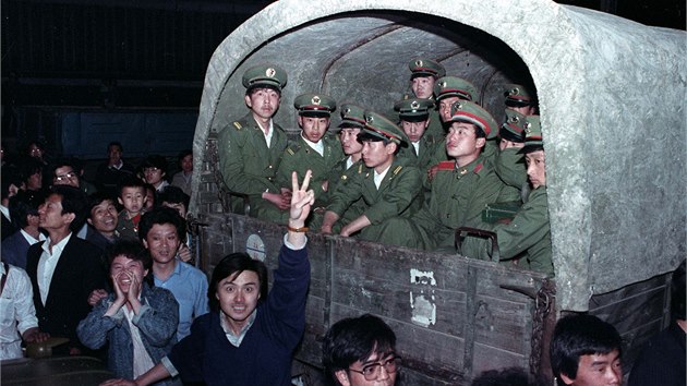 Obyvatel Pekingu obklili armdn konvoj ty tisc vojk, aby jim zabrnili  v pjezdu na nmst Nebeskho klidu (20. kvtna 1989).
