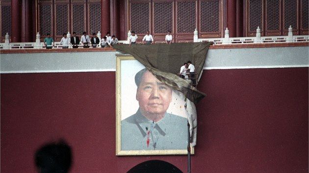Demonstranti se sna pekrt fotografii Mao Ce-tunga (23. kvtna 1989).