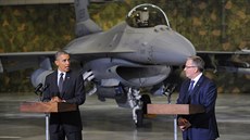 Barack Obama a Bronislaw Komorowski na vojenském letiti ve Varav.