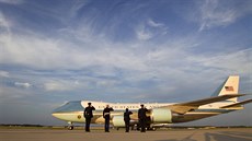 Air Force One s Barackem Obamou na palub odlétá do Polska (2. ervna 2014)