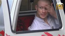 Zábr z videa, na kterém je zachyceno pedání amerického vojáka Bowe Bergdahla