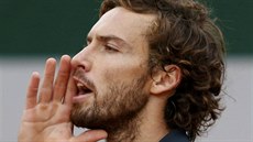 JAK TO HRAJU? Ernests Gulbis není vbec spokojený s výkony, které v letoní sezon zatím podává.