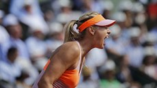 Ruská tenistka Maria Šarapovová řve po vyrovnání semifinalé Roland Garros.