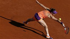Rumunská tenistka Simona Halepová zahrává míek v tké pozici bhem semifinále...