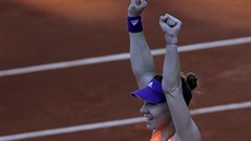 Rumunská tenistka Simona Halepová zvedá ruce nad hlavu, právě postoupila do...