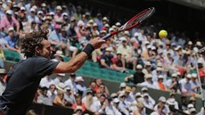 Lotyský tenista Ernests Gulbis returnuje v semifinále Roland Garros.