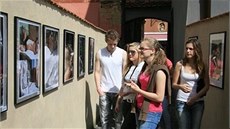 Chebské dvorky nabízejí výstavy fotografií, obraz i soch