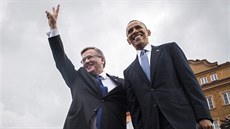 Polský prezident Komorowski gestikuluje vedle amerického prezidenta Obamy bhem...