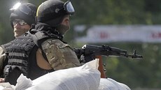 Ukrajintí vojáci drí pozice bhem boj s proruskými separatisty ve Slavjansku...