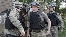 Ukrajinský prozatimní prezident Oleksandr Tur�ynov (uprost�ed) je na inspekci...