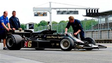 Lotus 77 alias John Player Special MkII pi testování na brnnském okruhu