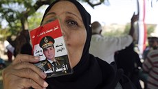 Stoupenkyn� nového egyptského prezidenta Abdala Fattáha Sísího líbá jeho fotku,...