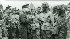 Velitel spojeneckých sil generál Dwight D. Eisenhower hovoí s americkými...