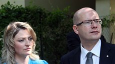 Premiér Bohuslav Sobotka s manelkou Olgou ve Vídni pi návtv kolského...