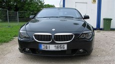 Policisté zabavili u trojice obvinné ze zpronevry 70 milion luxusní auta a...