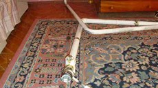 Od�ezané plynové potrubí v pronajatém byt� v Josefov� na Náchodsku. (5. 6. 2014)