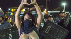 Brazilka protestuje v Rio de Janeiru proti vysokým nákladm na organizovaci...
