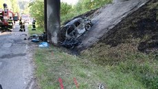 Po nárazu do mostního pilí�e uho�el na Ji�ínsku �idi�. (7. �ervna 2014)