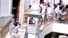 Ve Zlatém chránu v indickém Amritsaru se stetli radikální Sikhové s ostrahou...