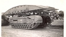 Mostní tank Churchill Bridgelayer