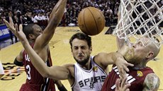 I dev�t bod� Itala Marka Belinelliho (v bílém) pomohlo San Antoniu k první...