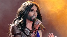 Conchita Wurst pi vystoupení na vídeském plese podporujícím boj proti AIDS